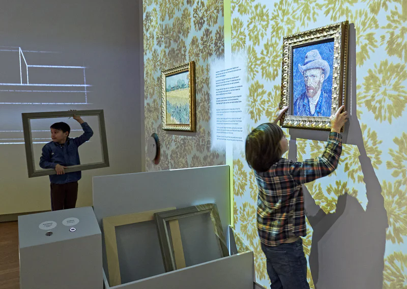 Kinderen in de tentoonstelling 'Kiezen voor Vincent', foto: Michael Floor